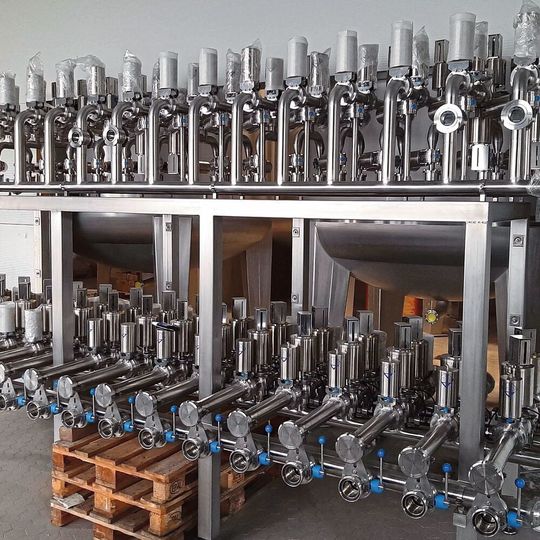 Komplexe Technik, die die Komplexität im Brauereialltag senkt: Die kompakte Ventilmatrix von Wellmann Engineering ist das Herzstück der neuen Brauereitechnik. Das Aggregat wurde am Wellmann-Hauptsitz in Halle (Westf.) konstruiert. Das Brauerei-Team vom Wellmann-Standort Burgthann bei Nürnberg bindet aktuell das Bauteil bei Pyraser ein. Komplexe Technik, die die Komplexität im Brauereialltag senkt: Die kompakte Ventilmatrix von Wellmann Engineering ist das Herzstück der neuen Brauereitechnik. Das Aggregat wurde am Wellmann-Hauptsitz in Halle (Westf.) konstruiert. Das Brauerei-Team vom Wellmann-Standort Burgthann bei Nürnberg bindet aktuell das Bauteil bei Pyraser ein.