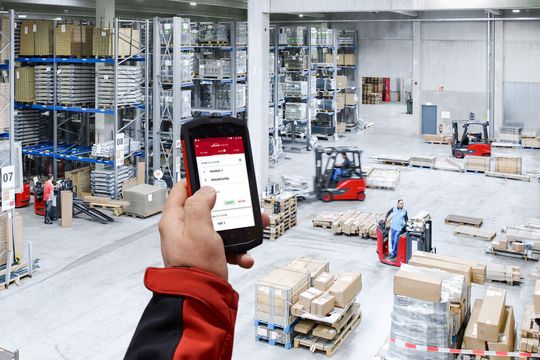 Mit der „Truck Call App“ lassen sich Fahraufträge für Flurförderzeuge über das Mobiltelefon digital zuweisen, was den persönlichen Kontakt der Logistikmitarbeiter reduziert. Mit der „Truck Call App“ lassen sich Fahraufträge für Flurförderzeuge über das Mobiltelefon digital zuweisen, was den persönlichen Kontakt der Logistikmitarbeiter reduziert.
