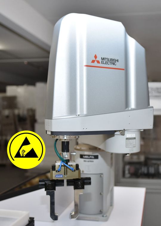 Mehr Dynamik ohne Elektrostatik: Für Elektronikanwendungen bietet Mitsubishi Electric bewährte Robotermodelle als ESD-zertifizierte Produktvariante an. Mehr Dynamik ohne Elektrostatik: Für Elektronikanwendungen bietet Mitsubishi Electric bewährte Robotermodelle als ESD-zertifizierte Produktvariante an.