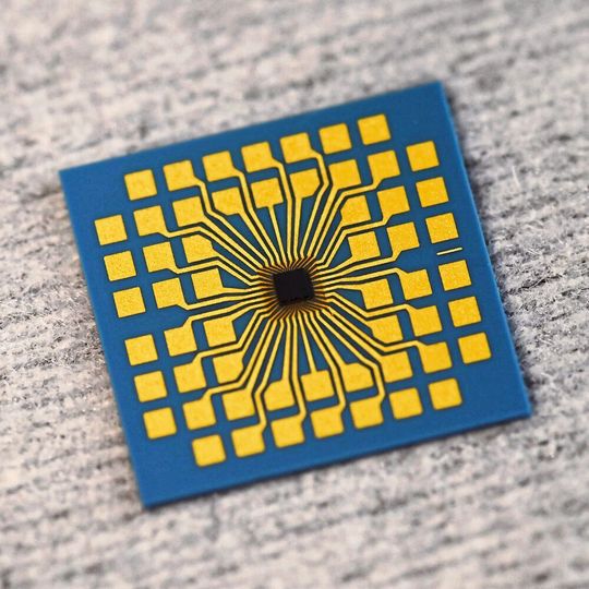 Siliziumchip mit einer hohen Dichte elektrischer Kontakte auf einem laser-strukturierten LTCC-Substrat. Siliziumchip mit einer hohen Dichte elektrischer Kontakte auf einem laser-strukturierten LTCC-Substrat.