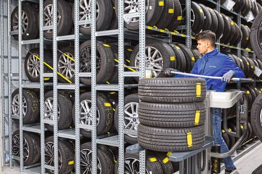 Das Autohaus Weller hat sich viele Möglichkeiten der Reifeneinlagerung angesehen und sich dann für das Regalsystem von Scholz entschieden, bei dem die Reifen stehend und hintereinander eingelagert werden. Das Autohaus Weller hat sich viele Möglichkeiten der Reifeneinlagerung angesehen und sich dann für das Regalsystem von Scholz entschieden, bei dem die Reifen stehend und hintereinander eingelagert werden.
