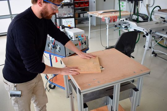 Mit dem Versuchsaufbau testet Festool die Leistungsfähigkeit neuer Sägen und Sägeblätter. Mit dem Versuchsaufbau testet Festool die Leistungsfähigkeit neuer Sägen und Sägeblätter.