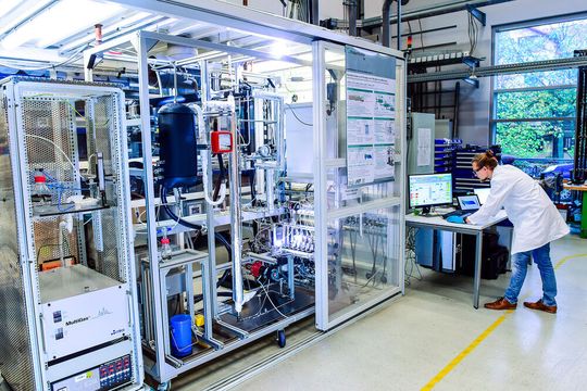 Scale-Down-Miniplant zur Erforschung der Methanolsynthese am Fraunhofer ISE. Scale-Down-Miniplant zur Erforschung der Methanolsynthese am Fraunhofer ISE.