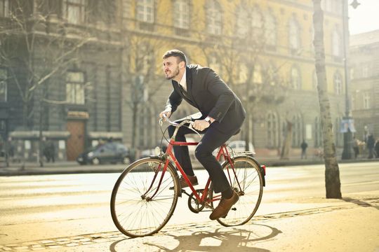 „Hannes managt“ ist eine Geschichten-Serie mit feinsinniger Satire aus den und über die Management-Etagen. Heute im Fokus: Gesammelte Überstunden und Self-Marketing. „Hannes managt“ ist eine Geschichten-Serie mit feinsinniger Satire aus den und über die Management-Etagen. Heute im Fokus: Gesammelte Überstunden und Self-Marketing.