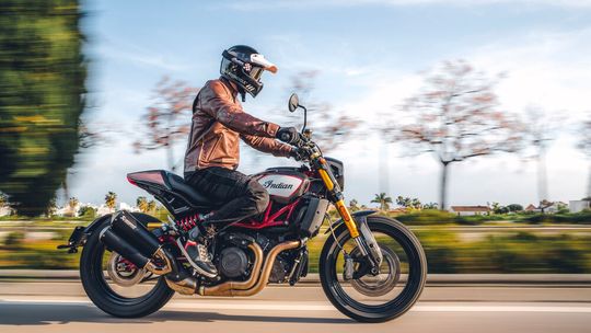 Die FTR 1200 bietet Indian nun auch in einer edlen Carbon-Version an. Die FTR 1200 bietet Indian nun auch in einer edlen Carbon-Version an.
