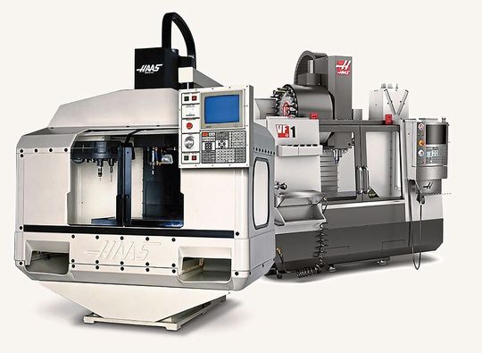 Le tout premier centre d'usinage VF-1 produit par Haas en 1987 avec en arrière plan le modèle actuel toujours en production. Le tout premier centre d'usinage VF-1 produit par Haas en 1987 avec en arrière plan le modèle actuel toujours en production.