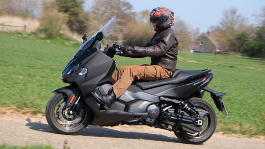 Wer mit dem Roller auch lä¤ngere Strecken zurücklegen will, muss nicht zwangsläufig zum teuren Luxusliner greifen. Wer mit dem Roller auch lä¤ngere Strecken zurücklegen will, muss nicht zwangsläufig zum teuren Luxusliner greifen.