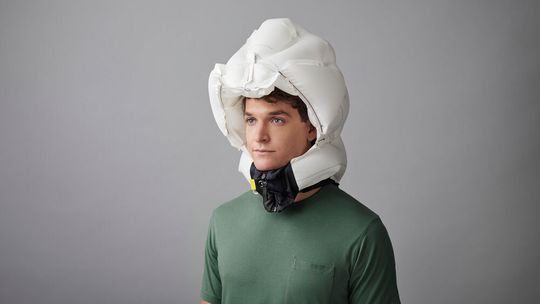 Halskrause statt Helm: Die Lösung von Hövding nutzt Airbag-Technik, um den Kopf von Radfahrern zu schützen. Halskrause statt Helm: Die Lösung von Hövding nutzt Airbag-Technik, um den Kopf von Radfahrern zu schützen.