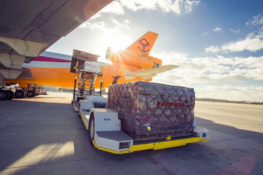 Zollverfahren für internationale Waren werden bei Hellmann ab sofort mit einem neuen System abgewickelt. Zollverfahren für internationale Waren werden bei Hellmann ab sofort mit einem neuen System abgewickelt.