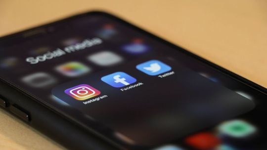 Die große Unsicherheit über die Ausbreitung des Corona Virus und die Folgen für die Wirtschaft zeigte sich in der digitalen Werbung besonders ab Mitte März durch pausierte und stornierte Kampagnen. Die große Unsicherheit über die Ausbreitung des Corona Virus und die Folgen für die Wirtschaft zeigte sich in der digitalen Werbung besonders ab Mitte März durch pausierte und stornierte Kampagnen.
