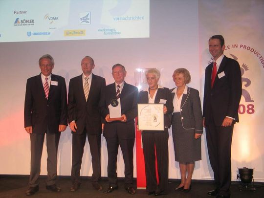 Das Wiro-Führungsteam freut sich über die Auszeichnung „Werkzeugbau des Jahres 2008“ (von links): Prof. Fritz Klocke, Reiner, Wilfried, Miriam und Christa Rohlje, Prof. Günther Schuh. Bilder: Kuttkat Das Wiro-Führungsteam freut sich über die Auszeichnung „Werkzeugbau des Jahres 2008“ (von links): Prof. Fritz Klocke, Reiner, Wilfried, Miriam und Christa Rohlje, Prof. Günther Schuh. Bilder: Kuttkat