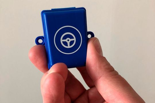 Ausgelesen werden die Daten des etwa Streichholzschachtel-großen „CoronaTracer“ über eine auf dem Smartphone oder Tablet installierte App, die den auf der Rückseite aufgedruckten QR-Code scannt. Ausgelesen werden die Daten des etwa Streichholzschachtel-großen „CoronaTracer“ über eine auf dem Smartphone oder Tablet installierte App, die den auf der Rückseite aufgedruckten QR-Code scannt.