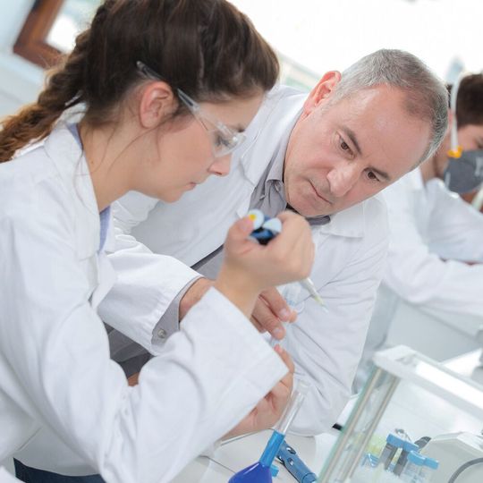 Laborberufe im digitalen Zeitalter: Drei neue Ausbildungsordnungen treten zum 1. August 2020 in Kraft. Laborberufe im digitalen Zeitalter: Drei neue Ausbildungsordnungen treten zum 1. August 2020 in Kraft.