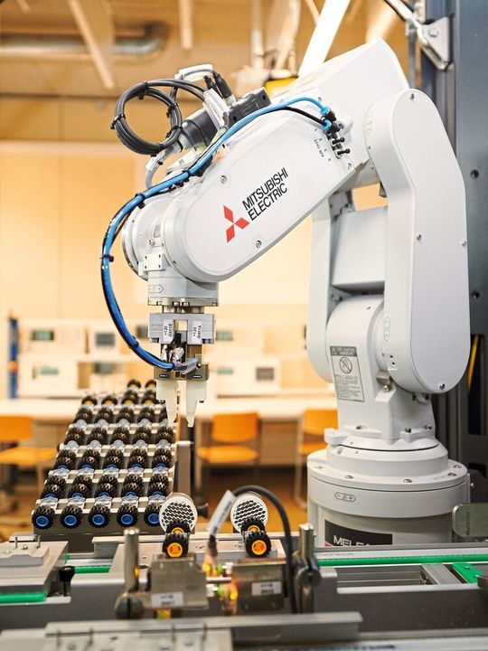 In der Lernfabrik werden ganz normale Industrieroboter mit voller Funktionalität verwendet. In der Lernfabrik werden ganz normale Industrieroboter mit voller Funktionalität verwendet.