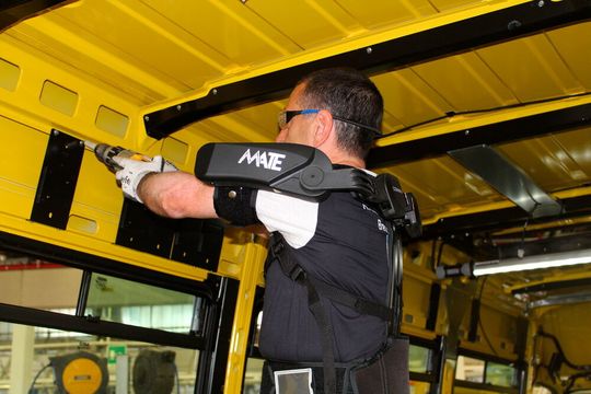 Verschiedene Bediener nutzen das gleiche Exoskelett. Durch die Schultergurte lässt sich Mate problemlos individuell anpassen. Verschiedene Bediener nutzen das gleiche Exoskelett. Durch die Schultergurte lässt sich Mate problemlos individuell anpassen.