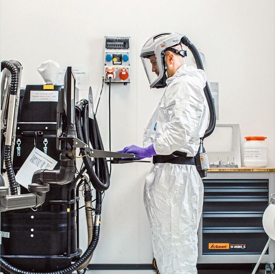 Der Evonik-Anlagenführer David Fuchs füllt im Schutzanzug Metallpulver ein. Aus Edelstahlpulver gedruckte Reaktoren sind laut Evonik ein Novum in der chemischen Industrie. Der Evonik-Anlagenführer David Fuchs füllt im Schutzanzug Metallpulver ein. Aus Edelstahlpulver gedruckte Reaktoren sind laut Evonik ein Novum in der chemischen Industrie.