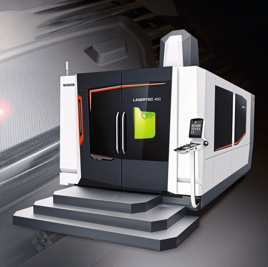 Mit der Lasertec 400 Shape erweitert DMG Mori sein Portfolio im 5-achsigen Laserstrukturieren um eine Gantrymaschine mit bis zu 4000 mm X-Achsenverfahrweg. Mit der Lasertec 400 Shape erweitert DMG Mori sein Portfolio im 5-achsigen Laserstrukturieren um eine Gantrymaschine mit bis zu 4000 mm X-Achsenverfahrweg.