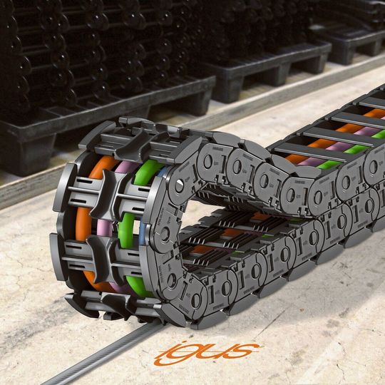 Um in der Horizontalen Leitungen mit Geschwindigkeiten von bis zu 4 m/s und bis zu 80 m Verfahrweg auch ohne Rinne sicher führen zu können, hat Igus die E-kette Autoglide 5 entwickelt.