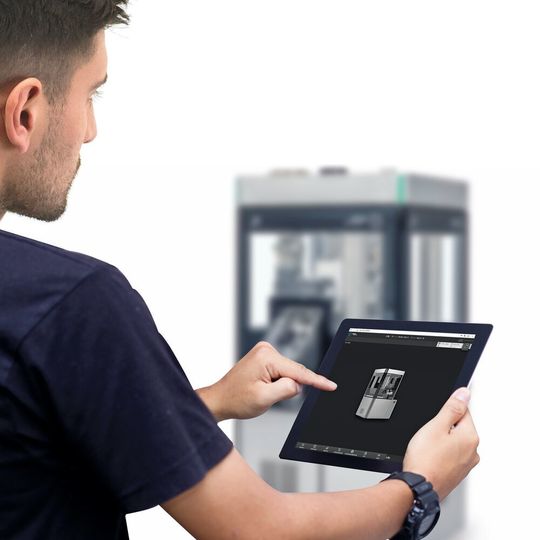 Bedienung per Tablet, auch für die Tablettenpresse bald keine Vision mehr. Bedienung per Tablet, auch für die Tablettenpresse bald keine Vision mehr.