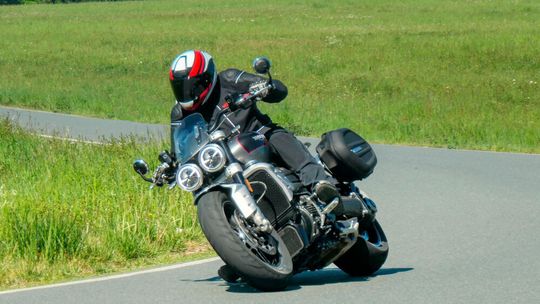 Triumph hat für 2020 sein Topmodell Rocket III vollkommen erneuert. Triumph hat für 2020 sein Topmodell Rocket III vollkommen erneuert.
