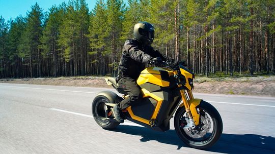 Derzeit testet Verge sein in einigen Punkten überarbeitetes Elektromotorrad TS. Derzeit testet Verge sein in einigen Punkten überarbeitetes Elektromotorrad TS.