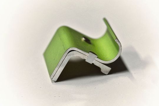 Der Schnitt durch den Niet zeigt die fertige Vollstanzniet-Verbindung einer Stringer-Kupplung.