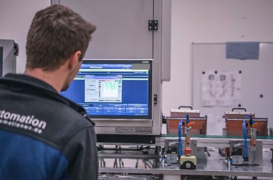 Innerhalb des Produktionsprozesses wird jedes Teil vollflächig auf Ebenheit im Durchlauf der Fertigungslinie geprüft. Innerhalb des Produktionsprozesses wird jedes Teil vollflächig auf Ebenheit im Durchlauf der Fertigungslinie geprüft.