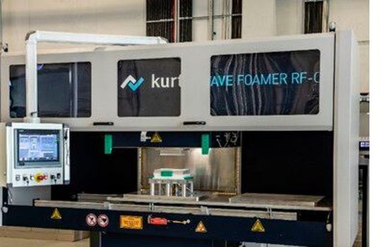 Diese neue Anlage am Fraunhofer-ICT ist ein sogenannter Radiofrequenz-Formteilautomat von der Kurtz GmbH. Mit Radiowellen lassen sich damit Schaumteile aus expandierbaren Kunststoffpartikeln herstellen, die bisher per Dampfenergie miteinander versintert wurden. Diese neue Idee soll nicht nur in der Verpackungsbranche "Wellen" schlagen. Diese neue Anlage am Fraunhofer-ICT ist ein sogenannter Radiofrequenz-Formteilautomat von der Kurtz GmbH. Mit Radiowellen lassen sich damit Schaumteile aus expandierbaren Kunststoffpartikeln herstellen, die bisher per Dampfenergie miteinander versintert wurden. Diese neue Idee soll nicht nur in der Verpackungsbranche "Wellen" schlagen.