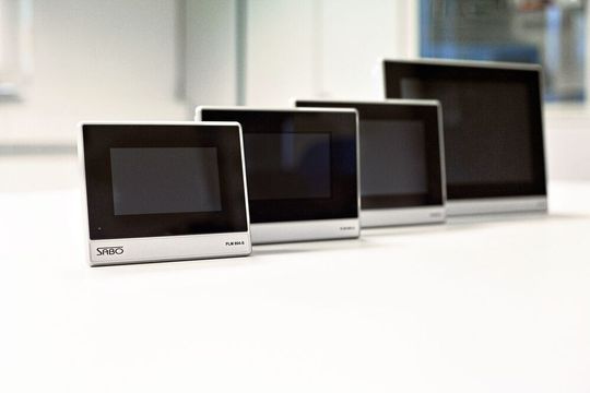 Die Master-Terminals PLM 800 sind ab sofort als Serienprodukt verfügbar und dienen als Steuerung für Industrieautomation und Gebäudetechnik. Die Master-Terminals PLM 800 sind ab sofort als Serienprodukt verfügbar und dienen als Steuerung für Industrieautomation und Gebäudetechnik.