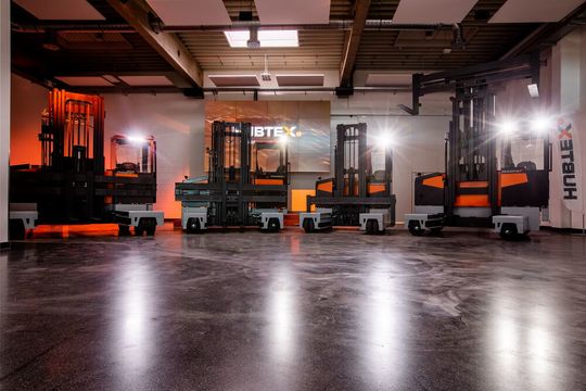 Das elektrische Lenksystem kann bei den Pheonix-Staplern auch mi der 360 ° HX-Lenkung kombiniert werden. Das elektrische Lenksystem kann bei den Pheonix-Staplern auch mi der 360 ° HX-Lenkung kombiniert werden.