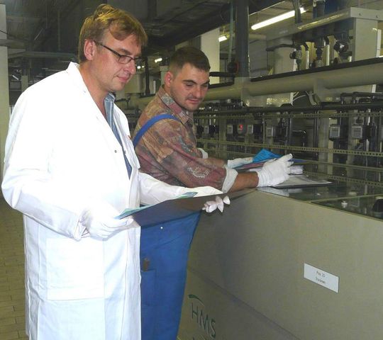 Joachim Waentig (l.), Fertigungsleiter Jenaer Leiterplatten bei einer Qualitätsüberprüfung vor der DMSE/Desmear-Anlage Joachim Waentig (l.), Fertigungsleiter Jenaer Leiterplatten bei einer Qualitätsüberprüfung vor der DMSE/Desmear-Anlage