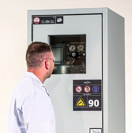 Druckgasflaschenschrank G Ultimate 90 – jetzt mit Fenster aus Brandschutzglas zur Anzeigenkontrolle. Druckgasflaschenschrank G Ultimate 90 – jetzt mit Fenster aus Brandschutzglas zur Anzeigenkontrolle.
