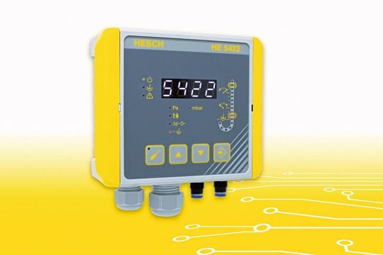 Der Differenzdruck-Regler HE 5422 verfügt nach einem Re-Design jetzt unter anderem über eine Pre-Coating- und Datahold-Funktion. Dadurch wird der Abreinigungsprozess vereinfacht und Fehlmessungen sind ausgeschlossen. Der Differenzdruck-Regler HE 5422 verfügt nach einem Re-Design jetzt unter anderem über eine Pre-Coating- und Datahold-Funktion. Dadurch wird der Abreinigungsprozess vereinfacht und Fehlmessungen sind ausgeschlossen.