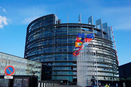 Abgeordnete des EU-Parlaments haben sich dafür ausgesprochen, den Zugang zu Coronavirus-Impfstoff notfalls über sogenannte Zwangslizenzen zu garantieren. Abgeordnete des EU-Parlaments haben sich dafür ausgesprochen, den Zugang zu Coronavirus-Impfstoff notfalls über sogenannte Zwangslizenzen zu garantieren.