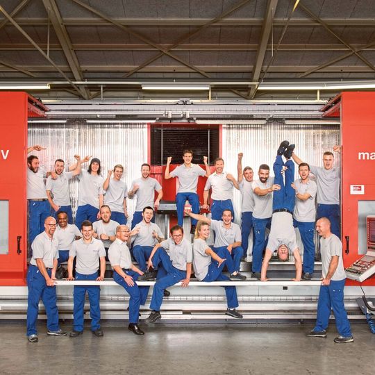 Teambildung ist bei der Ibor AG einer der wesentlichen Aspekte, dass die Mitarbeiter mit Engagement bei der Arbeit sind. Teambildung ist bei der Ibor AG einer der wesentlichen Aspekte, dass die Mitarbeiter mit Engagement bei der Arbeit sind.