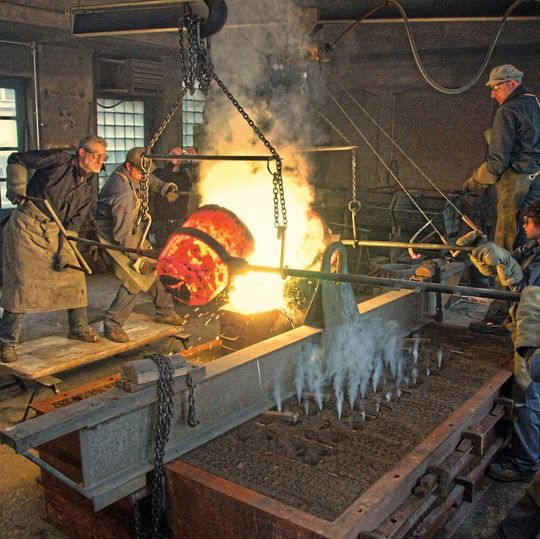 Das Giessen von Glocken und Kunstobjekten bei der Rüetschi AG ist seit Jahrhunderten Handarbeit. Das Giessen von Glocken und Kunstobjekten bei der Rüetschi AG ist seit Jahrhunderten Handarbeit.