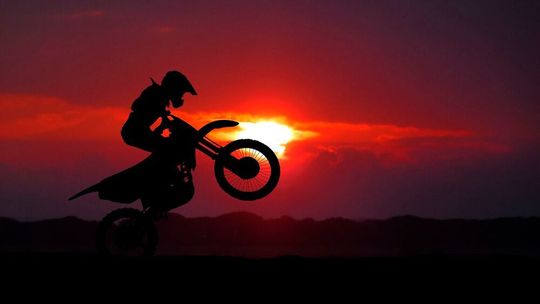 Nach tiefer Nacht geht irgendwann auch mal wieder die Sonne auf: Von dieser Hoffnung fühlen sich viele Motoradhändler in Zeiten von Corona getragen. Nach tiefer Nacht geht irgendwann auch mal wieder die Sonne auf: Von dieser Hoffnung fühlen sich viele Motoradhändler in Zeiten von Corona getragen.