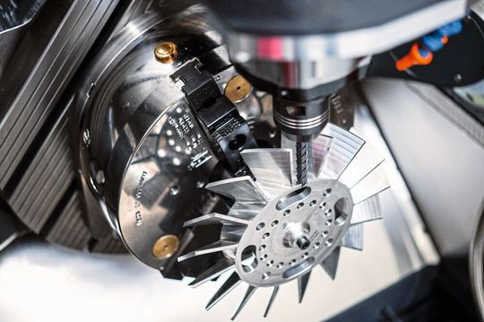 Mit der neuen Acura 50, die eine Grundfläche von rund 5,5 m² hat, kommt laut Hedelius die in ihrer Modellreihe bisher kompakteste Vertreterin an den Start. Doch die Anwender bräuchten auf große Verfahrwege dabei nicht zu verzichten. Hier ein Blick in den Bearbeitungsraum der Acura 50. Mit der neuen Acura 50, die eine Grundfläche von rund 5,5 m² hat, kommt laut Hedelius die in ihrer Modellreihe bisher kompakteste Vertreterin an den Start. Doch die Anwender bräuchten auf große Verfahrwege dabei nicht zu verzichten. Hier ein Blick in den Bearbeitungsraum der Acura 50.