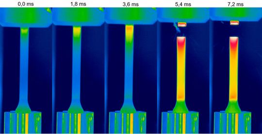 Blick auf einen Schnellzerreißversuch an einem Standard-Kunststoffprüfkörper, aufgenommen mit einer Thermografiekamera. Die Prüfgeschwindigkeit betrug 1 m/s, erklärt das IKT. Blick auf einen Schnellzerreißversuch an einem Standard-Kunststoffprüfkörper, aufgenommen mit einer Thermografiekamera. Die Prüfgeschwindigkeit betrug 1 m/s, erklärt das IKT.