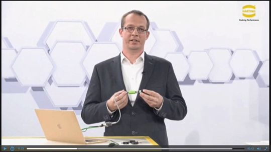 Dr. Karsten Walter, Entwicklungsleiter der Perinet GmbH präsentiert den Adapter, der den Sensor über das Singel-Pair-Ethernet-Kabel an den Laptop anbindet. Dr. Karsten Walter, Entwicklungsleiter der Perinet GmbH präsentiert den Adapter, der den Sensor über das Singel-Pair-Ethernet-Kabel an den Laptop anbindet.
