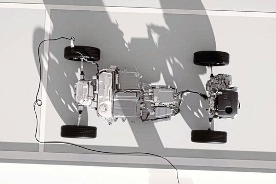 Land Rover kombiniert im neuen Plug-in-Hybridantrieb einen Dreizylinder-Motor mit nur 1,5 Liter Hubraum vorne mit einer elektrifizierten Hinterachse (Hybridkonfiguration P4). Land Rover kombiniert im neuen Plug-in-Hybridantrieb einen Dreizylinder-Motor mit nur 1,5 Liter Hubraum vorne mit einer elektrifizierten Hinterachse (Hybridkonfiguration P4).