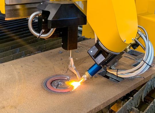 Multifunkonales Microstep-Plasma-Brennschneidcenter inklusive Autogenrotator unterstützt jetzt einen spanischen Metallbauer. Der Rotator ermöglicht Fasenschnitte, etwa zur Schweißnahtvorbereitung, bis 65 °. Das Rotatorsystem mit Brennschneidexpertise erweitere die Machbarkeitsgrenzen für die 3D-Bearbeitung von Dickblechen. Multifunkonales Microstep-Plasma-Brennschneidcenter inklusive Autogenrotator unterstützt jetzt einen spanischen Metallbauer. Der Rotator ermöglicht Fasenschnitte, etwa zur Schweißnahtvorbereitung, bis 65 °. Das Rotatorsystem mit Brennschneidexpertise erweitere die Machbarkeitsgrenzen für die 3D-Bearbeitung von Dickblechen.