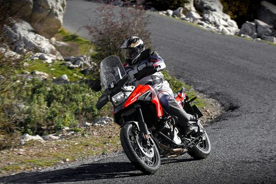 Nichts geändert hat Suzuki an der ausgezeichneten Unterbringung des fahrenden Personals, die Integration des Fahrers ist geradezu vorbildlich. Nichts geändert hat Suzuki an der ausgezeichneten Unterbringung des fahrenden Personals, die Integration des Fahrers ist geradezu vorbildlich.