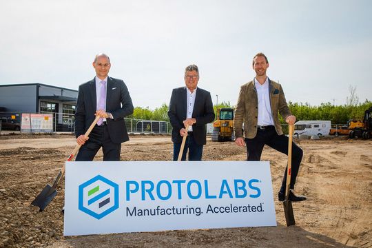 (l-r) Michael Meier (Protolabs), Edwin Klostermeier (Mayor of Putzbrunn) and Daniel Cohn (Protolabs) (l-r) Michael Meier (Protolabs), Edwin Klostermeier (Mayor of Putzbrunn) and Daniel Cohn (Protolabs)