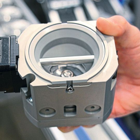 Ein vollautomatisch aus zehn Einzelteilen montiertes Mahlwerk für eine Kaffeemühle. Ein vollautomatisch aus zehn Einzelteilen montiertes Mahlwerk für eine Kaffeemühle.
