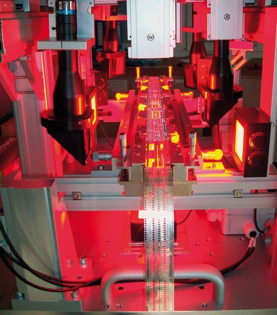 Die Wechselplatten bestehen aus einer modular aufgebauten Streifenführung und allen Komponenten der Bildverarbeitung. Durch die variable Streifenführung können Streifen und Bänder unterschiedlicher Breite und Art präzise geführt werden. Die Wechselplatten bestehen aus einer modular aufgebauten Streifenführung und allen Komponenten der Bildverarbeitung. Durch die variable Streifenführung können Streifen und Bänder unterschiedlicher Breite und Art präzise geführt werden.