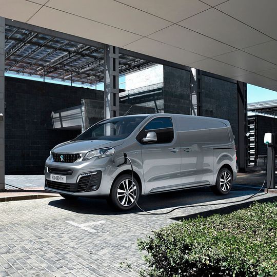 Ab Herbst 2020 soll der vollelektrische Peugeot Expert erhältlich sein. Ab Herbst 2020 soll der vollelektrische Peugeot Expert erhältlich sein.