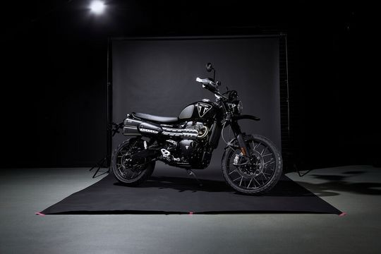 Die Triumph Scrambler 1200 in der Bond-Edition kommt ab Juni in den Handel. Die Triumph Scrambler 1200 in der Bond-Edition kommt ab Juni in den Handel.