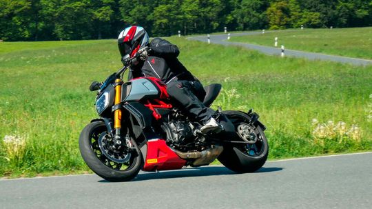 Unser Autor Ulf Böhringer testet hier die Kurvenagilität der Ducati Diavel 1260 S. Unser Autor Ulf Böhringer testet hier die Kurvenagilität der Ducati Diavel 1260 S.