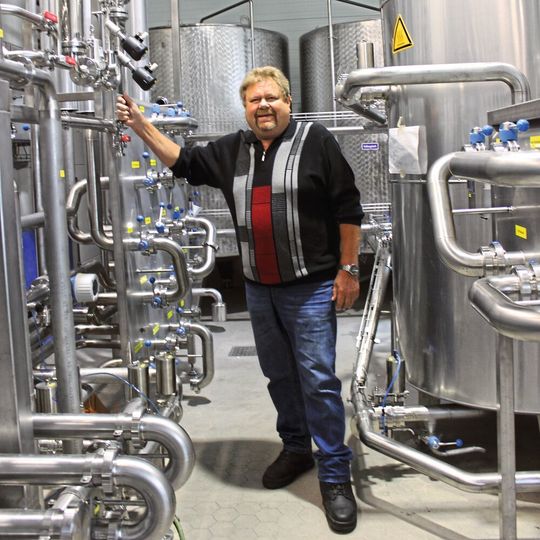 Braumeister Helmut Sauerhammer leitet den Bau des neuen Drucktankkellers in Pyras. Braumeister Helmut Sauerhammer leitet den Bau des neuen Drucktankkellers in Pyras.